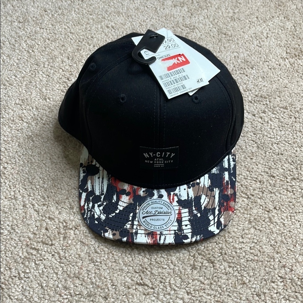 NWT H&M Black and Red Snapback Hat with Two-Tone Design